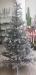 Julgranset - Silverfärgad konstgjord verklighetstrogen julgran 210 cm. Hyrprodukt. Julgransfot, röda kulor och julgransbelysning medföljer